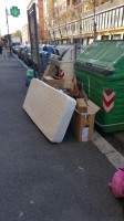 Rifiuti abbandonati di domenica sul marciapiede in Viale dello Statuto